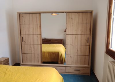 Montaggio armadio della camera da letto